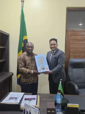 Dr. Prashanth Balakesavan with Hon. Mohamed Omary Mchengerwa, Minister of State in the President's Office for Regional Administration and Local Government, Republic of Tanzania, discussing Healthcare projects